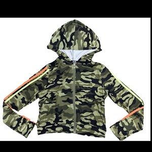 Woman’s Jolie + Joe Medium Pullover Green Camo Sweatshirt With Hood (0347)